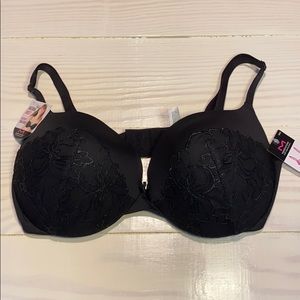 Black underwire push-up bra with lace trim…